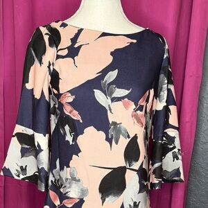 💃🏼💃🏼💃🏼 Vince Camuto sheath dress with bell sleeves. EUC. Size 4.